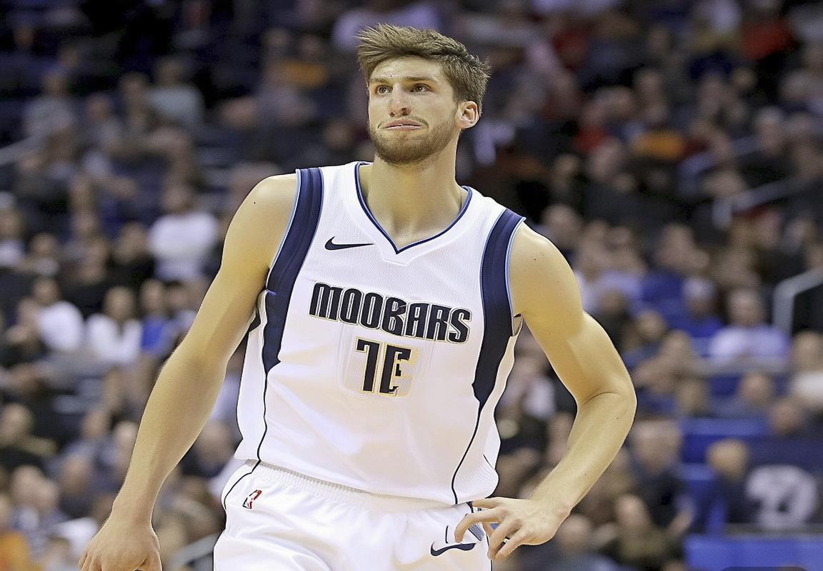 欧文关键抢断助独行侠逆转，东契奇关键球定胜局搅动西部排名，湖人趁势逼近前八